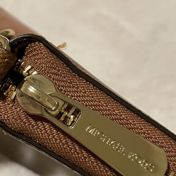 Michael Kors Jet Set Smartphone Wristlet - Picture 5 of 13